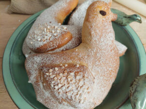 freshly baked Saint Martin's geese in a green bowl
