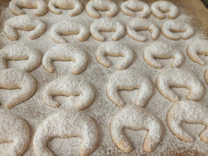 Baking tray with sugar-covered Vanillekipferl